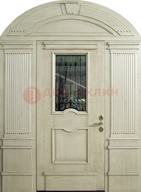 Белая входная дверь массив со стеклом и ковкой ДА-49 в Ставрополе
