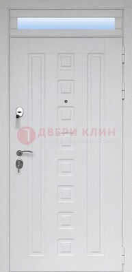 Белая металлическая дверь с фрамугой для коттеджа ДФГ-21 в Ставрополе