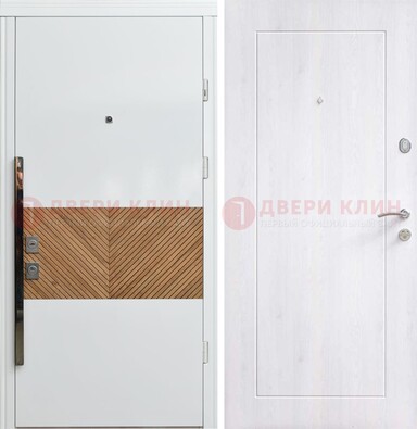 Белая железная дверь МДФ горизонтальной вставкой ДМ-265 в Ставрополе