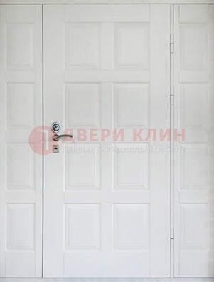 Белая входная дверь для коттеджа с МДФ ДМ-536 в Ставрополе