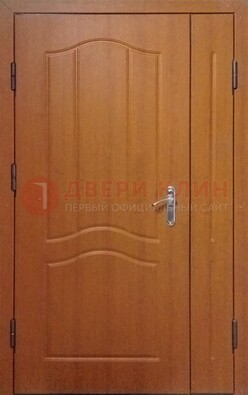 Коричневая двухстворчатая тамбурная дверь с МДФ ДМ-538 в Ставрополе