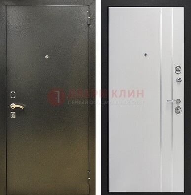 Железная темная дверь с порошковым покрытием и белая МДФ с молдингами  ДП-296 в Ставрополе