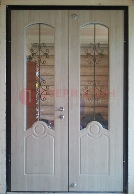 Парадная дверь со стеклянными вставками и ковкой ДПР-23 в деревянный дом в Ставрополе