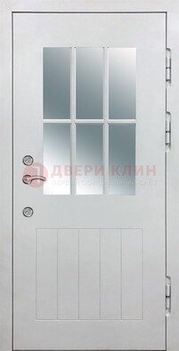 Белая уличная дверь со стеклом ДС-30 в Ставрополе