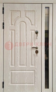Белая металлическая дверь со стеклом ДС-68 в Ставрополе