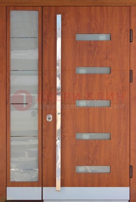 Коричневая металлическая дверь со стеклом ДС-72 в Ставрополе