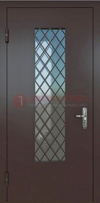 Темная металлическая дверь с решеткой и стеклом ДС-7 в Ставрополе