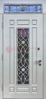 Белая железная дверь со стеклом и ковкой с верхней фрамугой ДСК-112 в Ставрополе