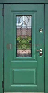Зеленая металлическая дверь со стеклом и ковкой ДСК-113 в Ставрополе