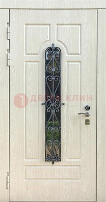Светлая стальная дверь со стеклом и ковкой ДСК-118 в Ставрополе