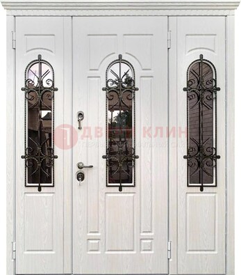 Белая распашная стальная дверь со стеклом и ковкой ДСК-125 в Ставрополе