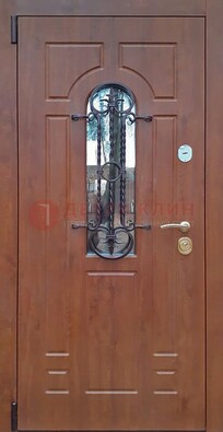Темная железная дверь со стеклом и ковкой в коричневом цвете ДСК-154 в Ставрополе