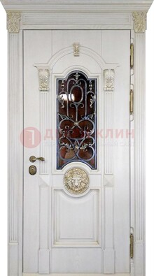 Белая железная дверь со стеклом и ковкой для кирпичного дома ДСК-155 в Ставрополе