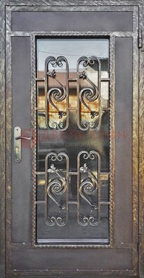 Коричневая наружная дверь порошок со стеклом и ковкой ДСК-160 в Иваново