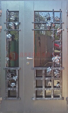 Распашная уличная дверь Порошок со стеклом и ковкой ДСК-221 в Ставрополе