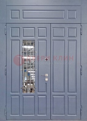 Серая двухстворчатая дверь Винорит со стеклом и ковкой ДСК-234 RAL 7024 в Ставрополе