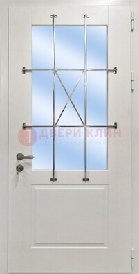 Белая простая железная дверь Винорит со стеклом и ковкой ДСК-257 в Ставрополе
