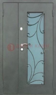Двухстворчатая железная дверь со стеклом и ковкой ДСК-40 в Ставрополе