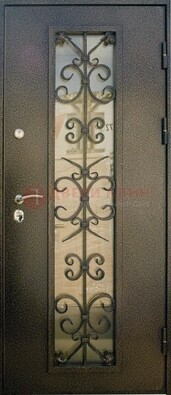 Входная дверь Дверь со стеклом и ковкой черного цвета ДСК-76 для веранды в Ставрополе