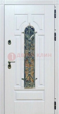 Белая остекленная металлическая дверь с ковкой ДСК-98 в Ставрополе