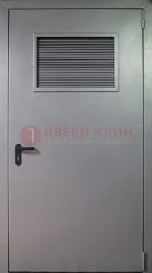 Серая железная техническая дверь с вентиляционной решеткой ДТ-12 в Ставрополе