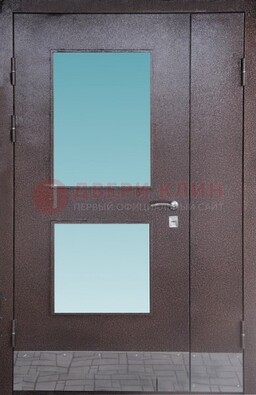 Коричневая тамбурная дверь со стеклянными вставками ДТМ-21 в Ставрополе