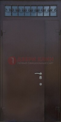Коричневая тамбурная дверь со стеклянными вставками и ковкой ДТМ-39 в Ставрополе