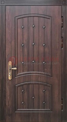 Коричневая уличная дверь с виноритом для дома ДВТ-235 в Ставрополе