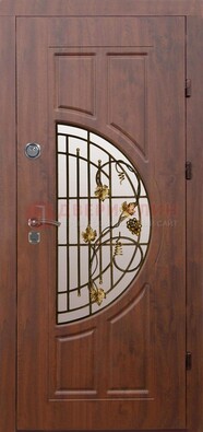 Стальная коричневая дверь с виноритом и ковкой ДВТ-82 в Ставрополе