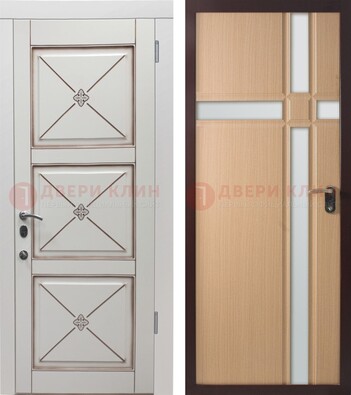 Белая уличная дверь с зеркальными вставками внутри ДЗ-94 в Ставрополе