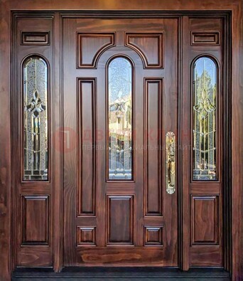 Железная классическая дверь с массивом дуба и витражом ВЖ-18 в Ставрополе