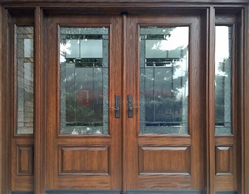 Распашная стальная дверь с массивом с витражом и фрамугами ВЖ-21 в Ставрополе