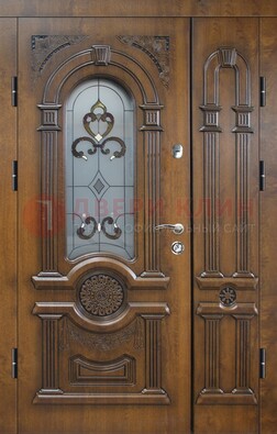 Коричневая двухстворчатая железная дверь с МДФ и витражом ВЖ-32 в Ставрополе