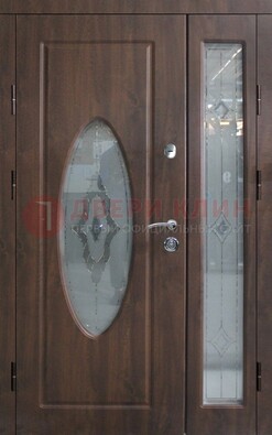 Коричневая двухстворчатая железная дверь с МДФ и витражом ВЖ-33 в Ставрополе